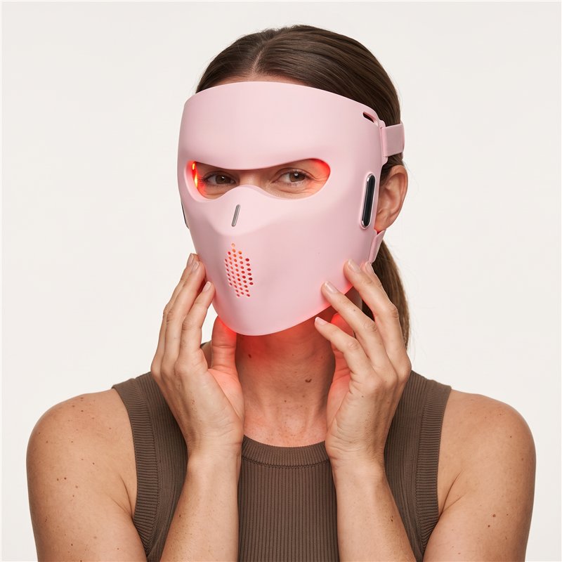 Máscara LED facial G11 colocada sobre el rostro