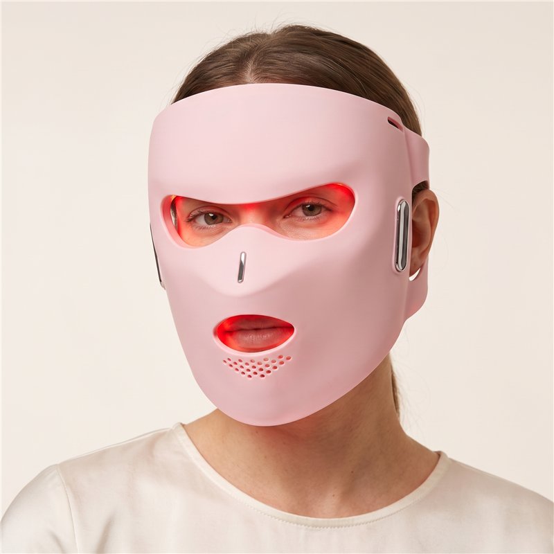 Máscara LED facial G11 rosa iluminada sobre el rostro