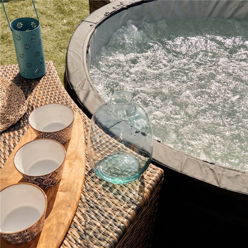 Bañera Netspa Järvi instalada y llena de agua