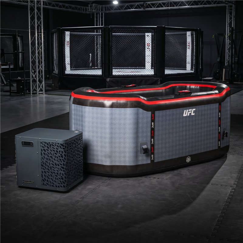 Netspa UFC IceBath Duo con chiller en un espacio de entrenamiento